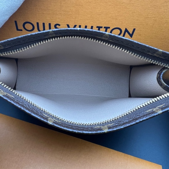 LOUIS VUITTON Toiletry 19 Pouch (Brand New! Never Used) - Picture 8 of 9